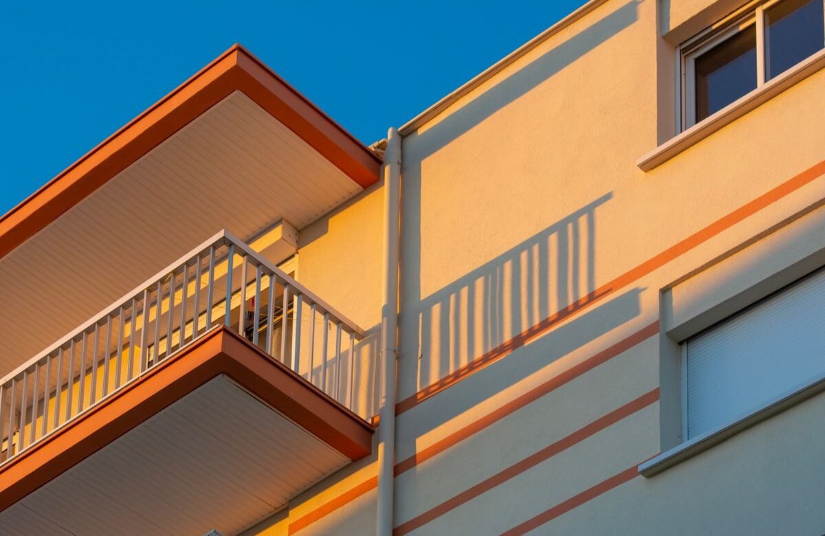 Gölgeli modern konut cephesi detayı